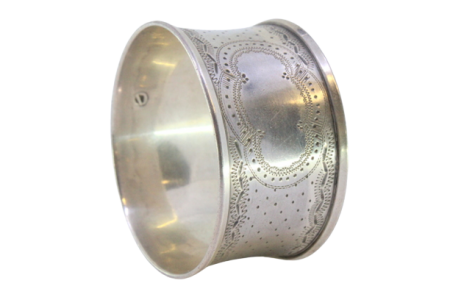 Argola de guardanapo em prata com frisos gravados envolvendo cartela para monograma.